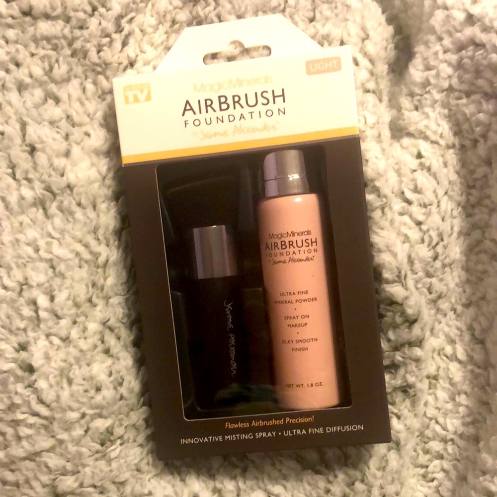 NEW .Airbrush foundation Magic Minerals shade Light